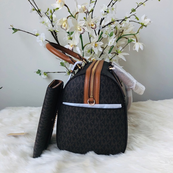 🌹Michael Kors Hayes Duffle brown signature Set🌹 - Picture 5 of 7